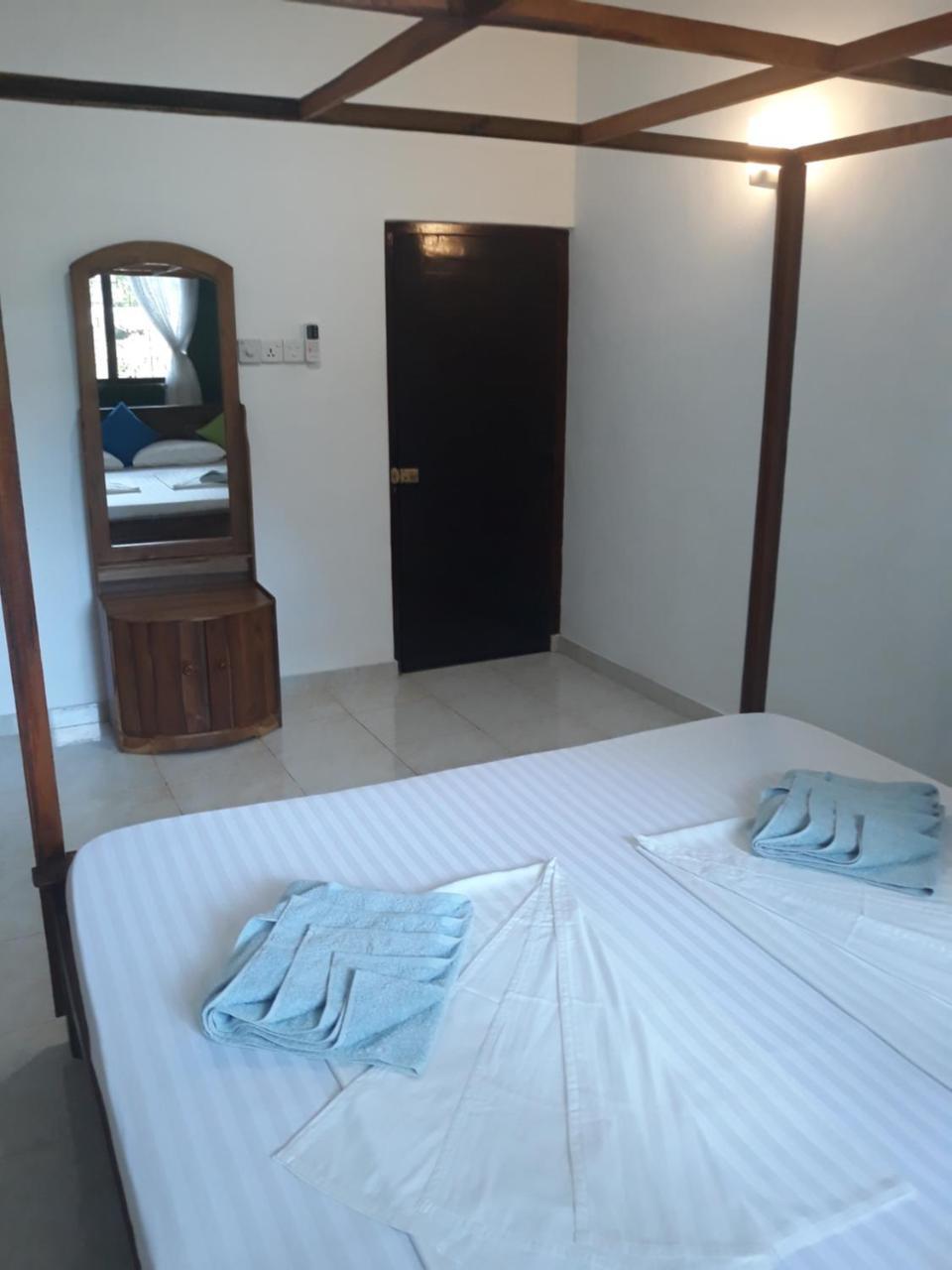Coco Hostels - Уелигама Екстериор снимка