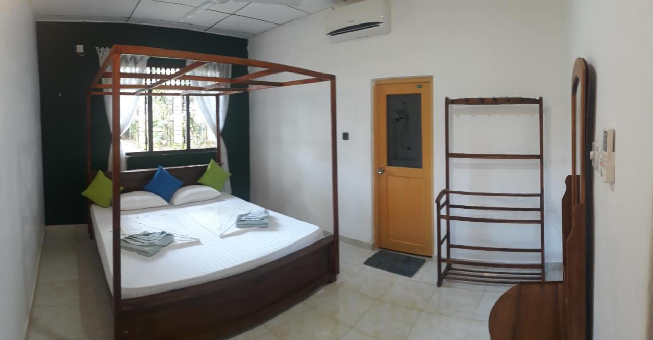 Coco Hostels - Уелигама Екстериор снимка