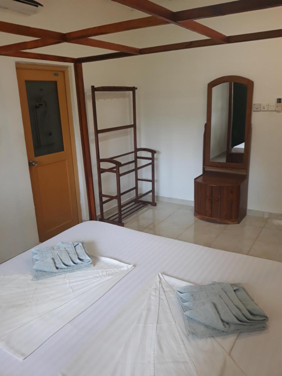 Coco Hostels - Уелигама Екстериор снимка
