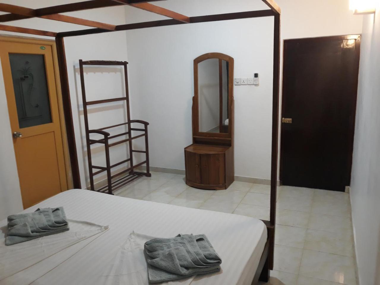 Coco Hostels - Уелигама Екстериор снимка