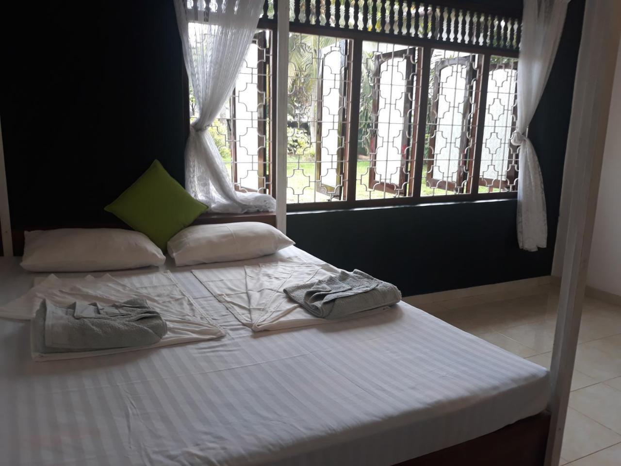 Coco Hostels - Уелигама Екстериор снимка